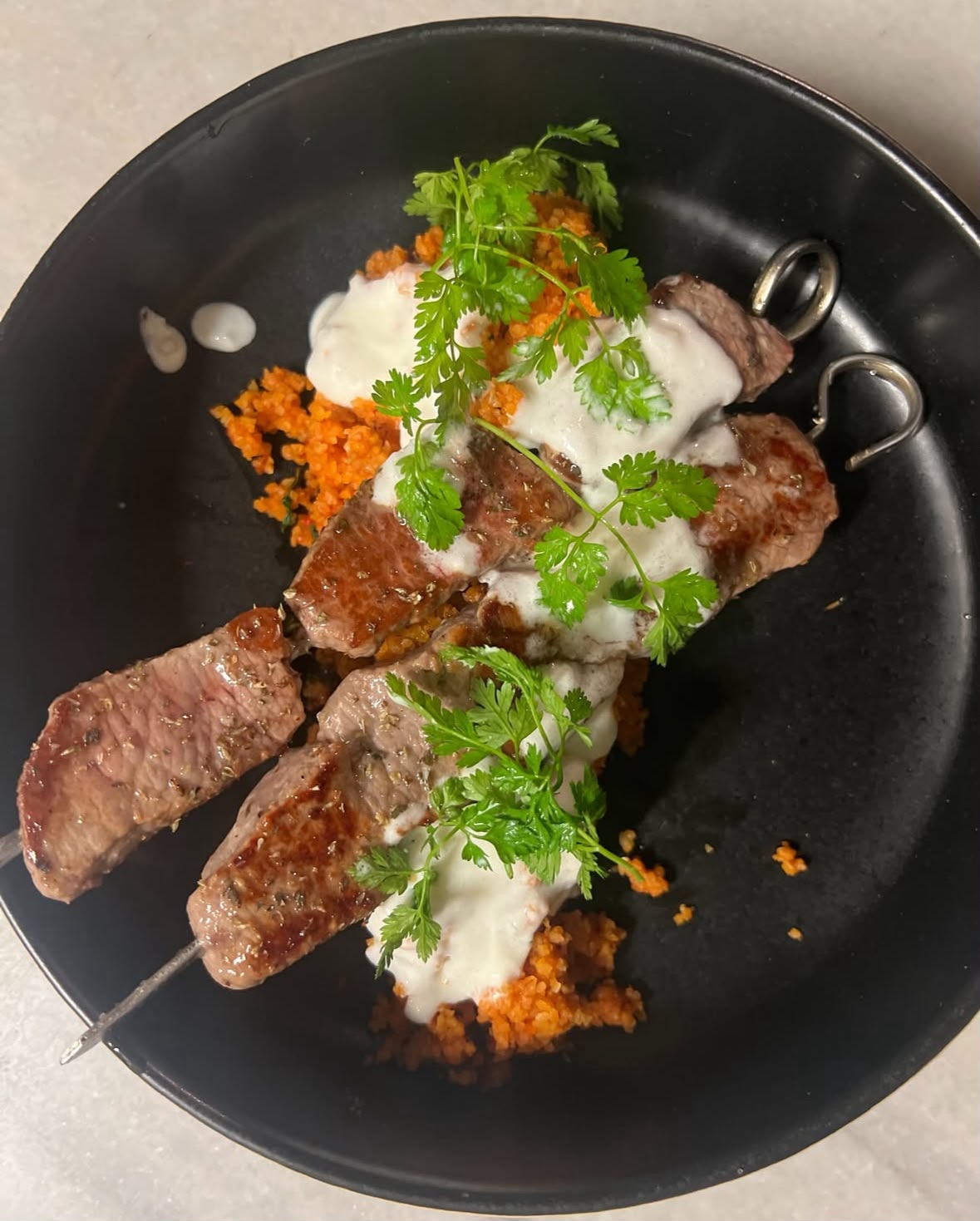 Fleischspieße auf Bulgur mit Joghurt und Kerbel
