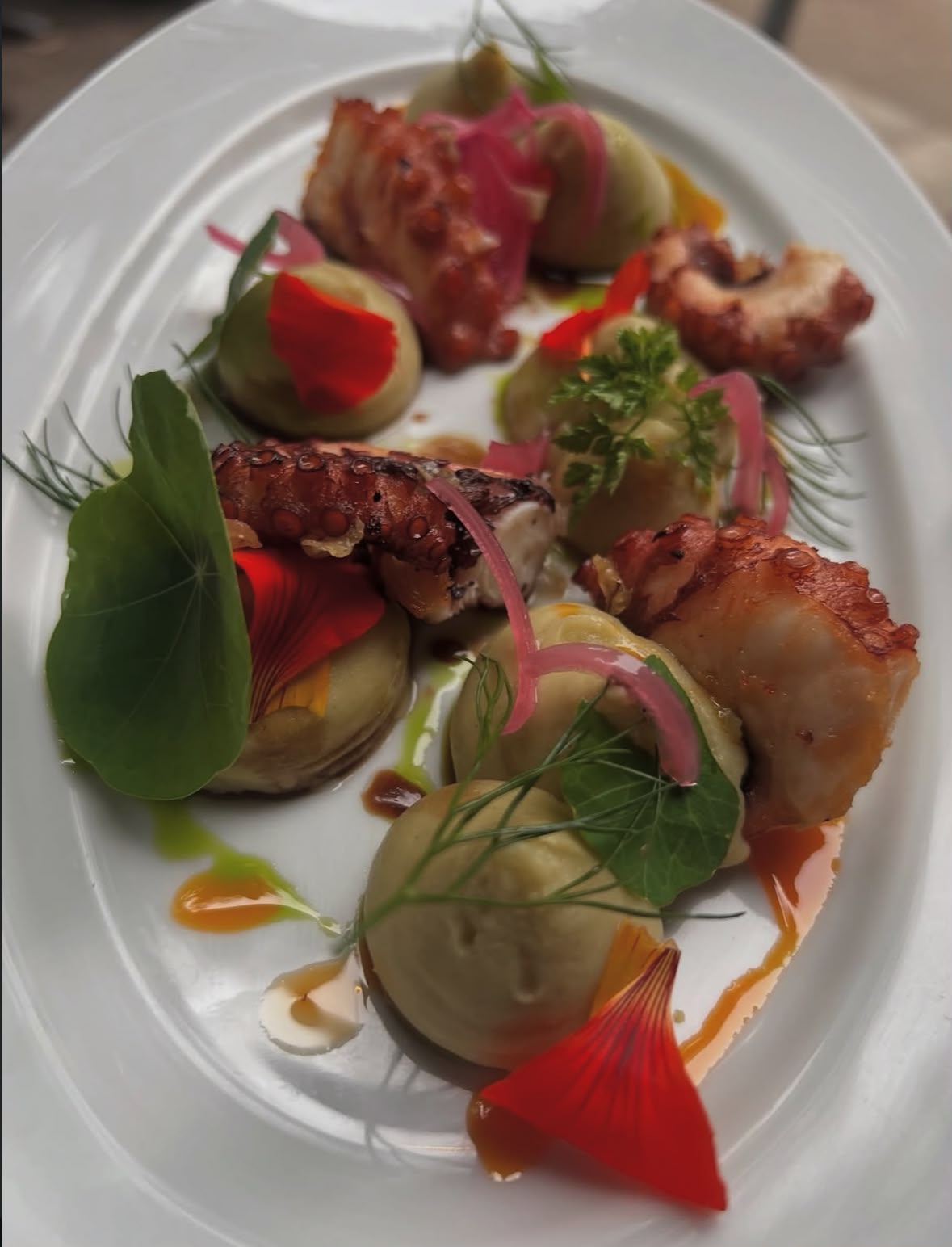 Gegrillter Oktopus mit Auberginencreme und essbaren Blüten