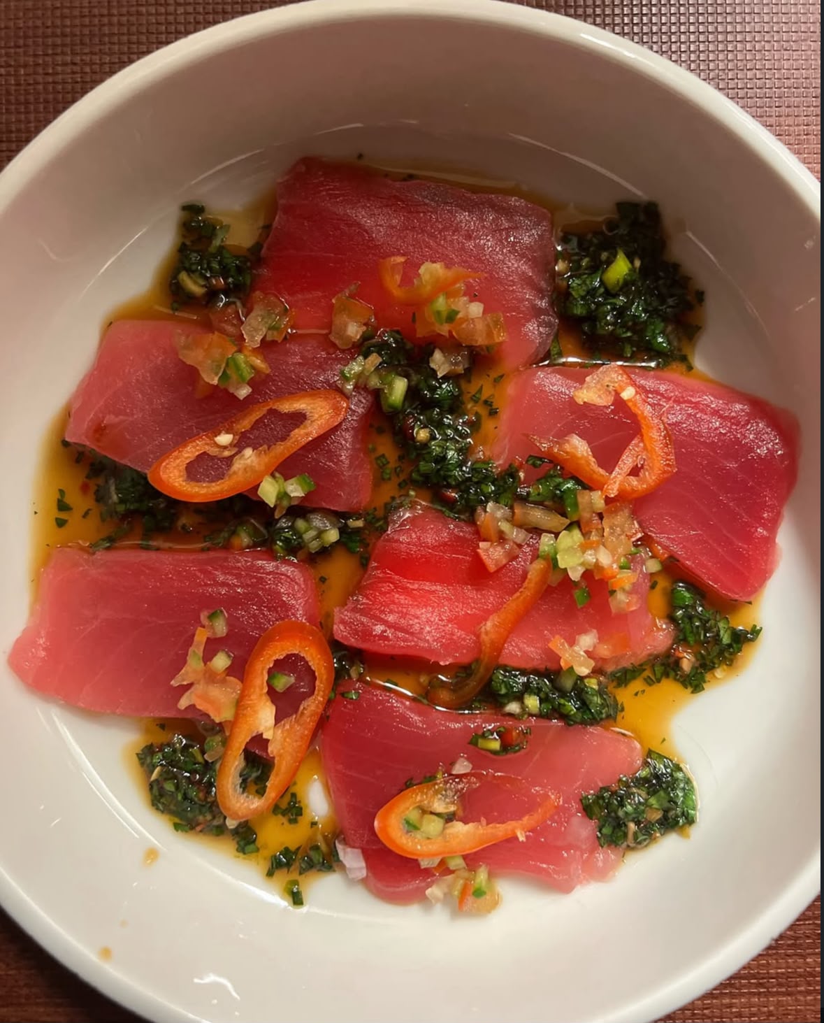 Thunfisch-Crudo mit Kräutervinaigrette und Chili